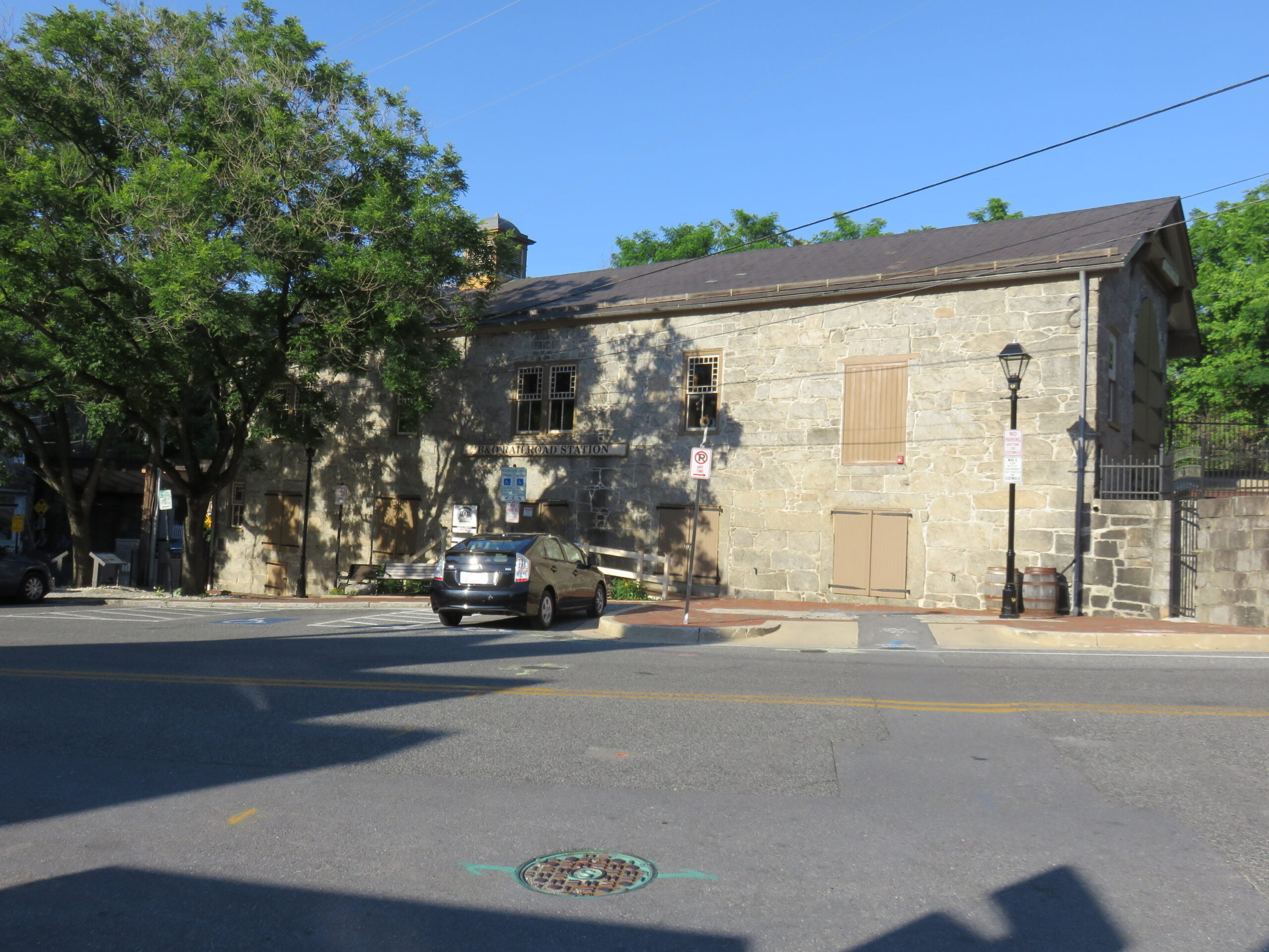 a street scene with focus on the side of a building