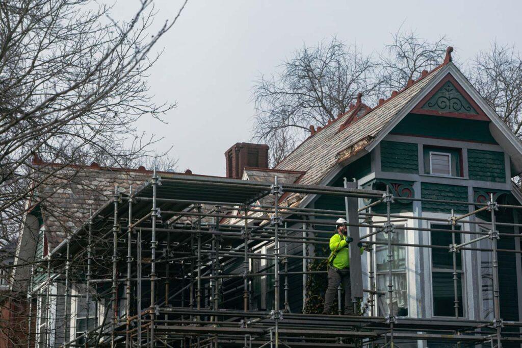 a scaffolding in front of a building